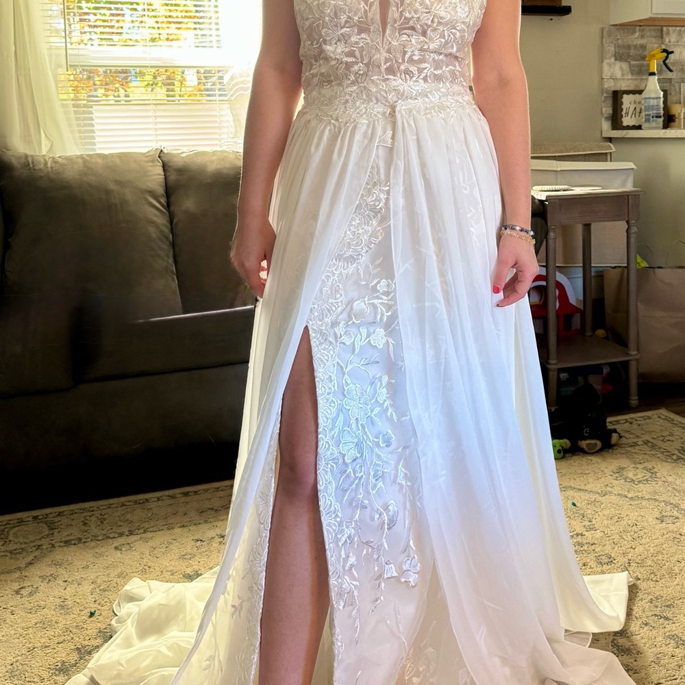 Boho Lace Wedding Dress with Slit & Deep V-Neck – Size 8 (Never Worn)